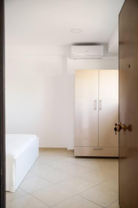 Cozy Apartment Near Airport Koropi Exterior foto