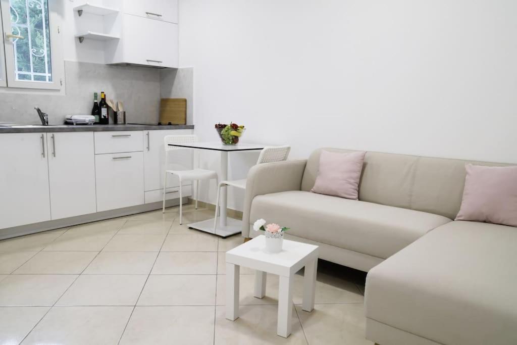 Cozy Apartment Near Airport Koropi Exterior foto